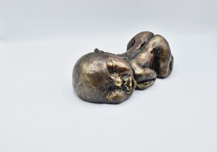 Скульптура под названием "The Sleeping Baby" - Shlomit Saar Cohen, Подлинное произведение искусства, Бронза