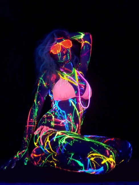 Photographie intitulée "Neon" par Sierra Peters-Buckland, Œuvre d'art originale