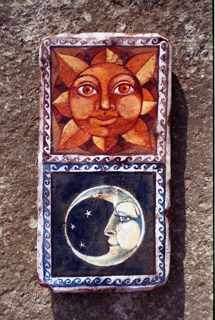 Artigianato intitolato "sole-luna su tavella" da Silvia Benfenati, Opera d'arte originale
