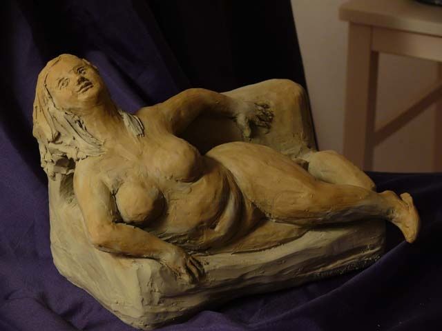 Sculpture titled "venere sul divano" by Silvia Benfenati, Original Artwork, Terra cotta
