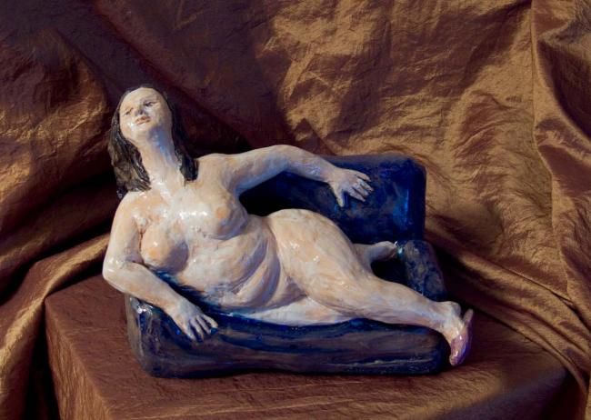 Sculpture titled "venere sul divano,…" by Silvia Benfenati, Original Artwork, Ceramics