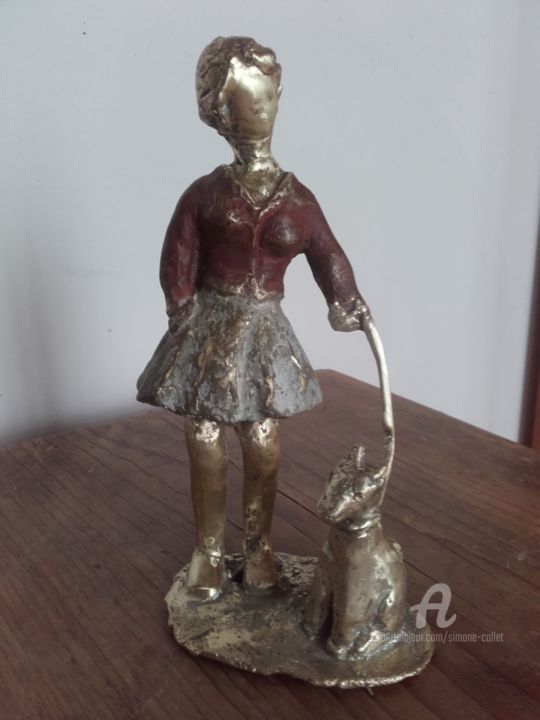 Sculpture titled "femme et chien bron…" by Simone Collet, Original Artwork, Bronze