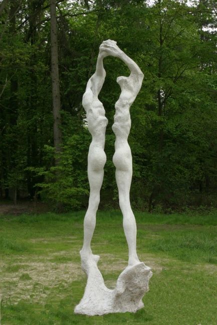 Skulptur mit dem Titel "Frau mit ergriffene…" von Simon Schade, Original-Kunstwerk, Gemischte Medien