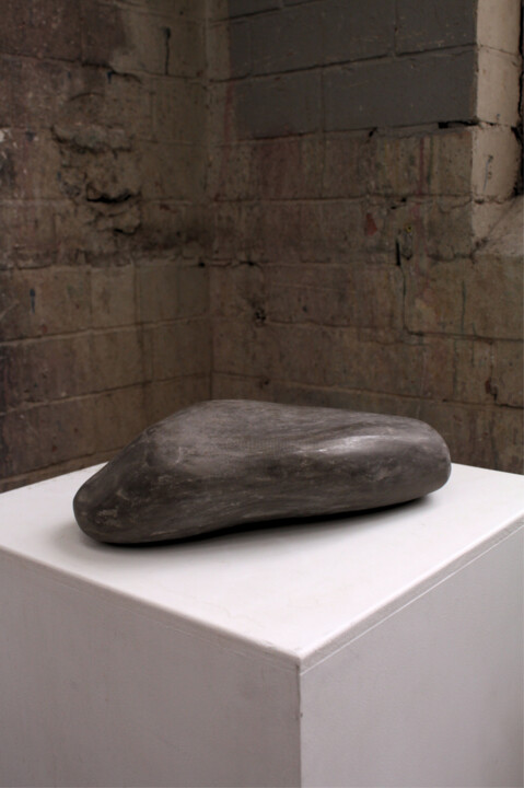 Sculpture intitulée "Between Rock 010" par Siobhán Joyce, Œuvre d'art originale, Plâtre