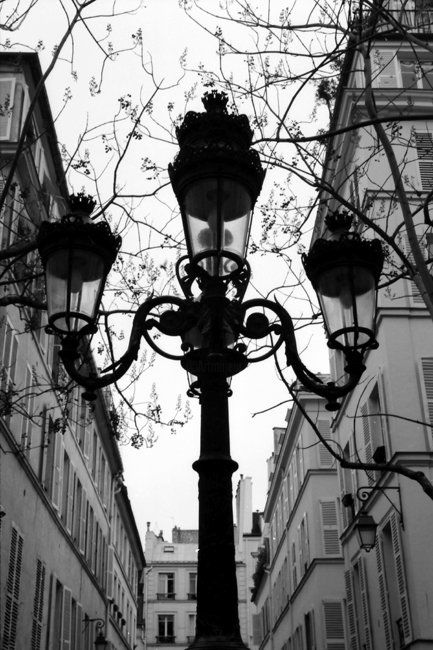 Photographie intitulée "Rue de Paris" par Sisi, Œuvre d'art originale