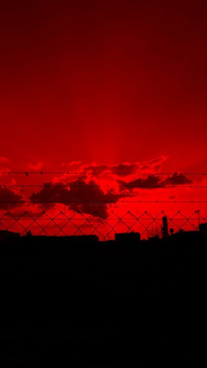 Fotografie getiteld "Red sky" door Tarsis Bernardo, Origineel Kunstwerk, Gemanipuleerde fotografie