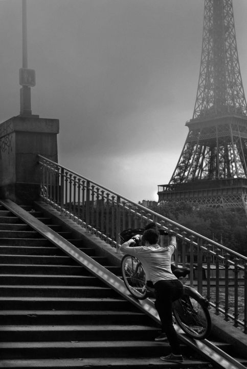 Photography titled "Eiffel, everyday" by Sol Marrades, Original Artwork, Analog photography