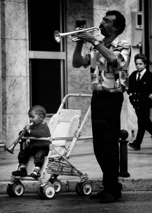 Photographie intitulée "Life on the street…" par Sol Marrades, Œuvre d'art originale