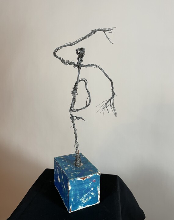 Sculpture titled "A l'Infini" by Sonia Bühler, Original Artwork, Metals
