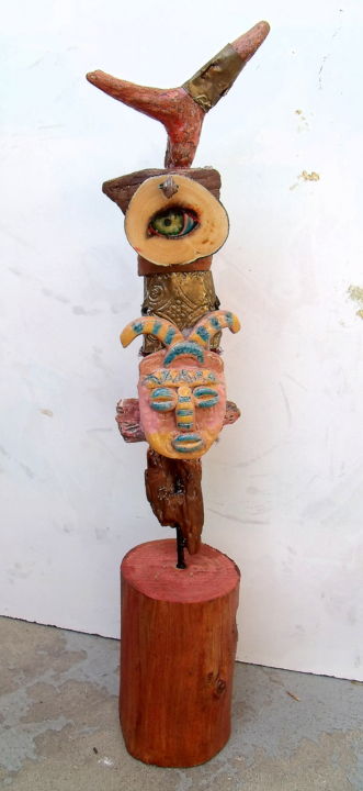Скульптура под названием "Mât totémique " Omn…" - Sophie Thiry, Подлинное произведение искусства, Дерево