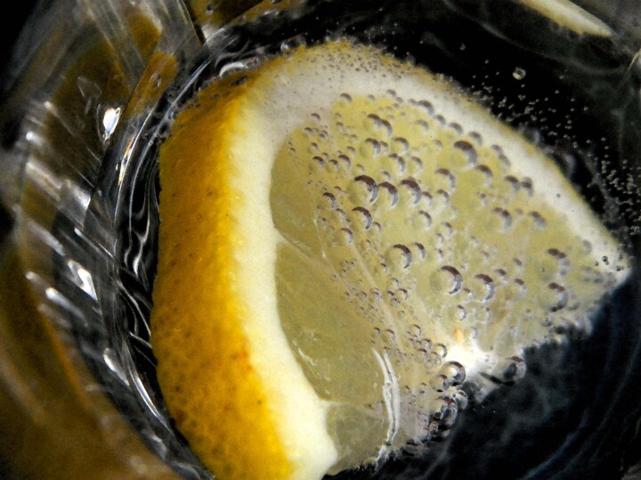 Photographie intitulée "lemon-in-water" par Sorin Niculae Lazar, Œuvre d'art originale, Photographie manipulée