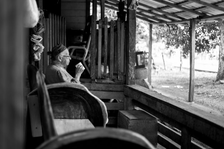 Photographie intitulée "Vieille dame en cam…" par Adam Bahia, Œuvre d'art originale, Photographie numérique