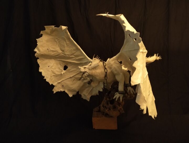 Скульптура под названием "Dragon libéré de se…" - Philippe Sottile, Подлинное произведение искусства, Папье-маше