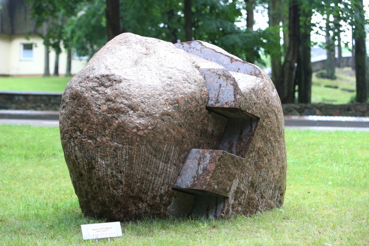 Sculpture intitulée "zirgulis-2.jpg" par Stasys Zirgulis, Œuvre d'art originale, Pierre