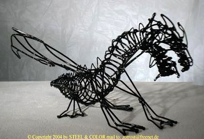 Skulptur mit dem Titel "Draht-Drache" von Stahl Farbe, Original-Kunstwerk, Metalle