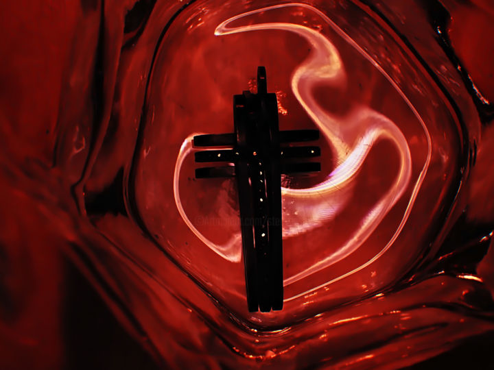 Photographie intitulée "Bleeding Cross" par Steevens Hill, Œuvre d'art originale, Photographie numérique
