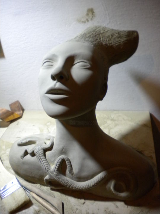 Скульптура под названием "Donna con Salamandra" - Stefania Sergi, Подлинное произведение искусства, Глина