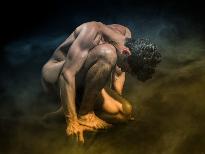 Fotografia intitolato "Naked man on his kn…" da Stefano Mercurius, Opera d'arte originale, Fotografia digitale