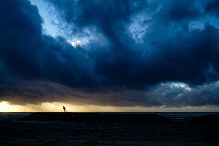 Photographie intitulée "Escape from the sto…" par Stéphane Navailles, Œuvre d'art originale, Photographie numérique