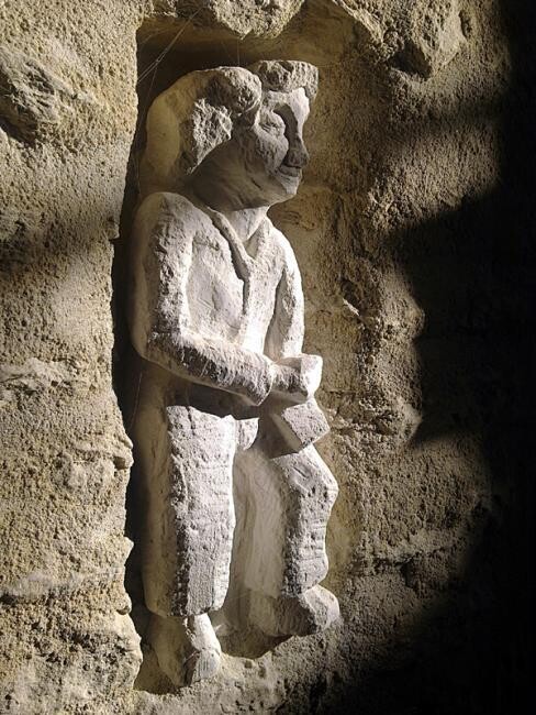 Скульптура под названием "Man with Trowel" - Stephen West, Подлинное произведение искусства, Камень