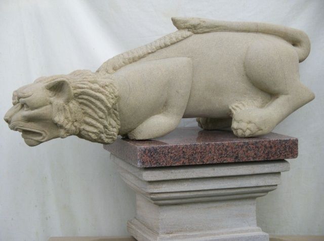 Скульптура под названием "Cat on Column" - Stonecarver, Подлинное произведение искусства, Камень