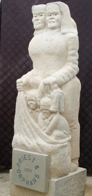Sculptuur getiteld "priest & orphans" door Stonecarver, Origineel Kunstwerk, Steen