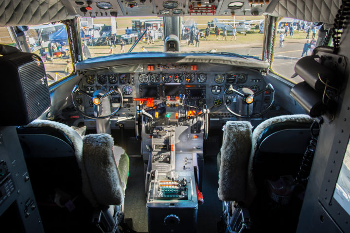 Photographie intitulée "Convair 440 Cockpit" par Stuart Row, Œuvre d'art originale, Photographie numérique