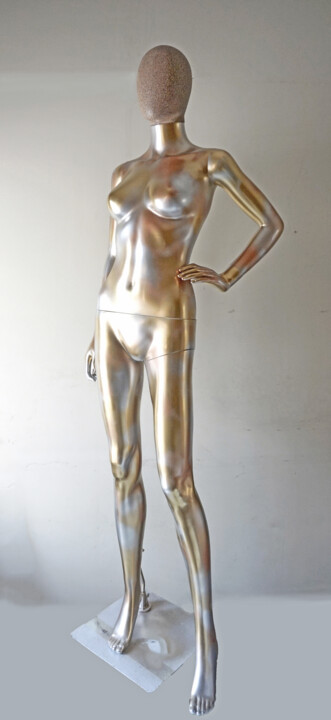 「Chrome Couture」というタイトルの彫刻 Sumit Rattaによって, オリジナルのアートワーク, スプレー式塗料