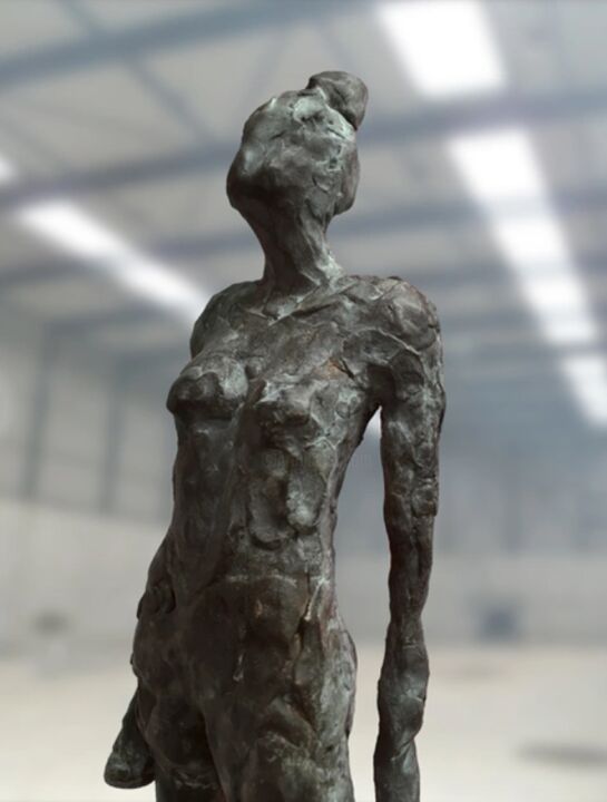"Vrouw figuur staand…" başlıklı Heykel Susan Schoemaker tarafından, Orijinal sanat, Bronz