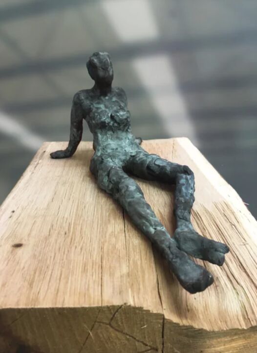 Escultura titulada "Vrouw figuur zitten…" por Susan Schoemaker, Obra de arte original, Bronce