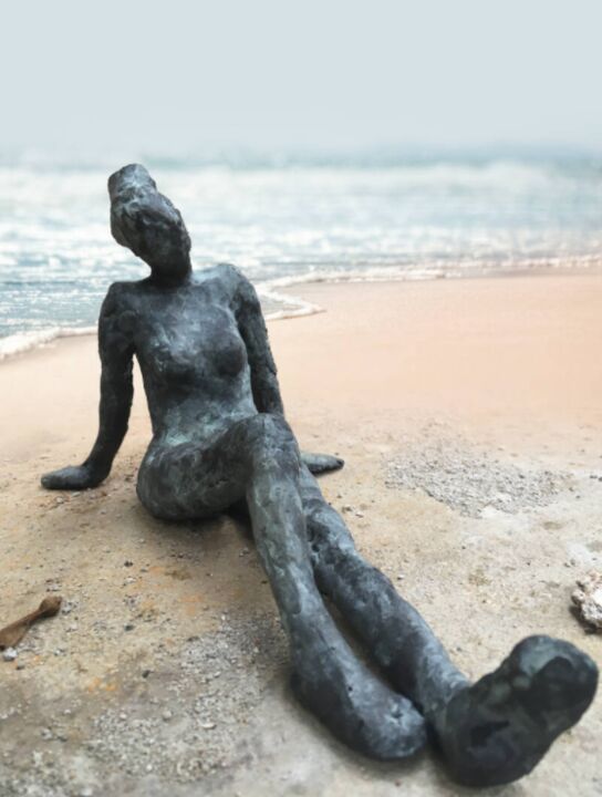 Sculptuur getiteld "Vrouw figuur zitten…" door Susan Schoemaker, Origineel Kunstwerk, Bronzen