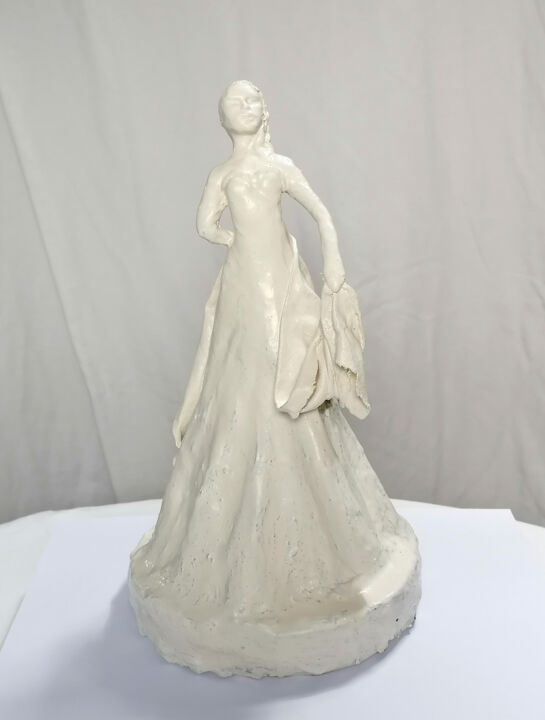 Scultura intitolato "Woman with shawl" da Susana Zarate, Opera d'arte originale, Calcestruzzo