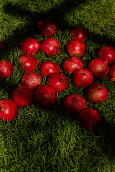 Fotografie getiteld "Pomegranate lie on…" door Suvorova Xenia, Origineel Kunstwerk, Digitale fotografie