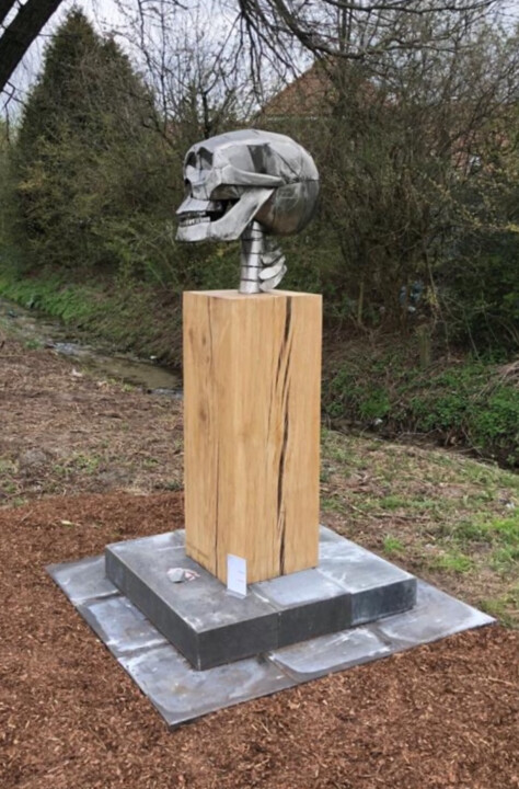 Skulptur mit dem Titel "skull on wood" von Sven Göfert, Original-Kunstwerk, Edelstahl