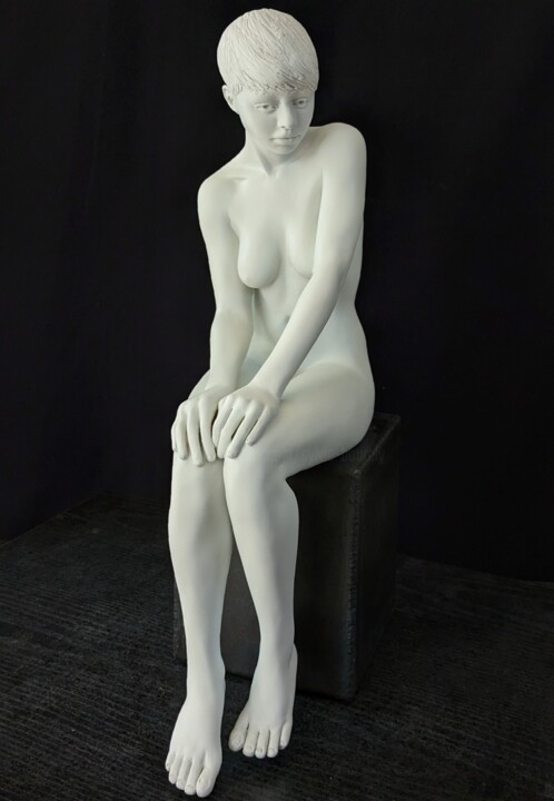 Sculpture titled "Théa sur cube 2" by Sylvie Bourély (SB), Original Artwork, Clay