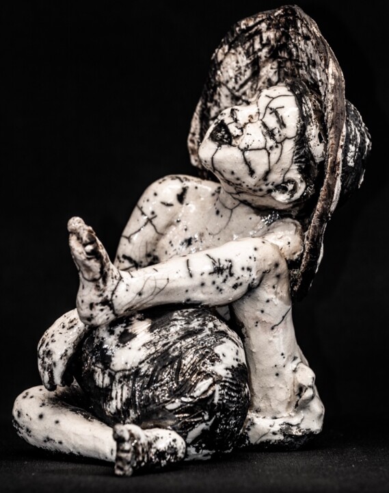 Scultura intitolato "Enfant asiatique" da Sylvie Janssen, Opera d'arte originale, Terracotta