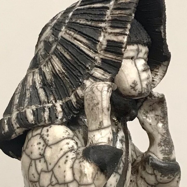 Skulptur mit dem Titel "Fillette japonaise" von Sylvie Janssen, Original-Kunstwerk, Terra cotta