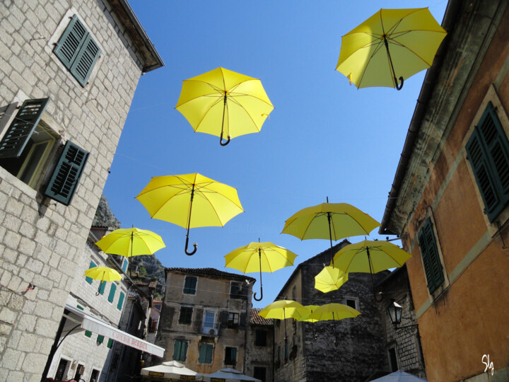 Photography titled "Parapluies suspendu…" by Sylvie Le Gars, Original Artwork, Digital Photography