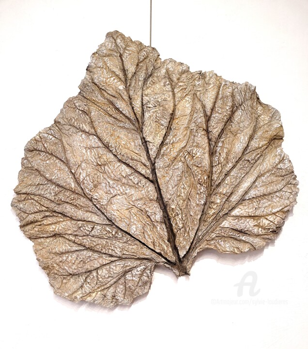 Sculpture titled "Feuille fossile bei…" by Sylvie Loudieres, Original Artwork, Paper