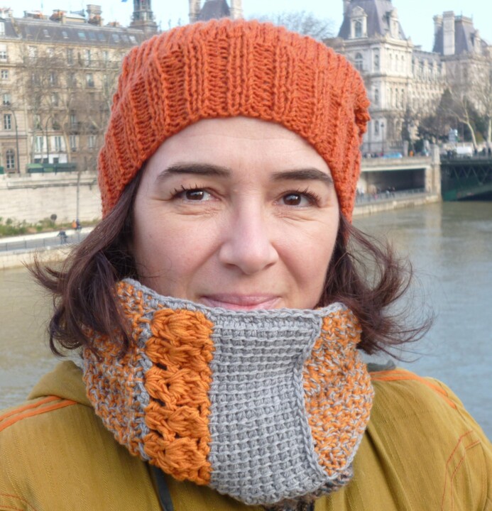 Design intitulée "Bonnet et snood hiv…" par Sylvie Moussier (La tête en fête), Œuvre d'art originale, Chapeaux et casquettes