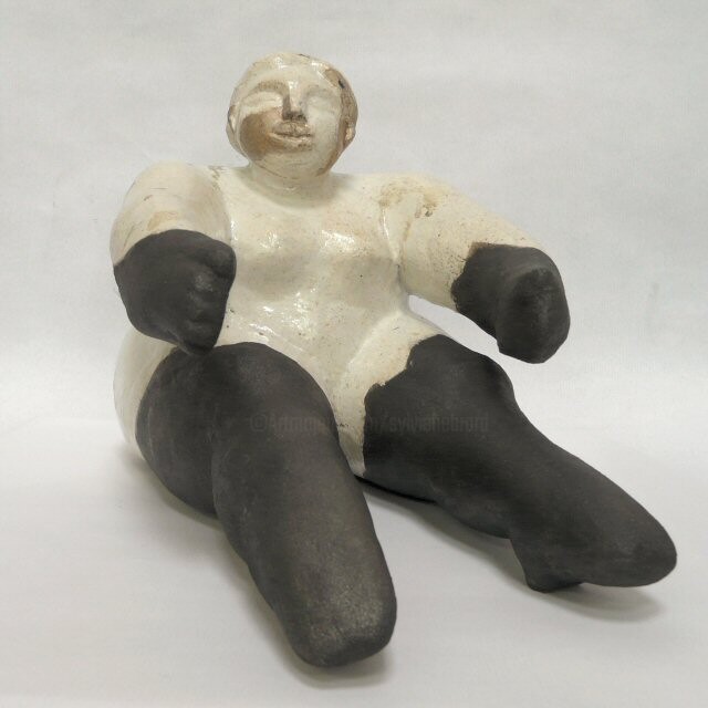 Sculpture intitulée "FEMME ASSISE" par Sylviehebrard, Œuvre d'art originale, Céramique