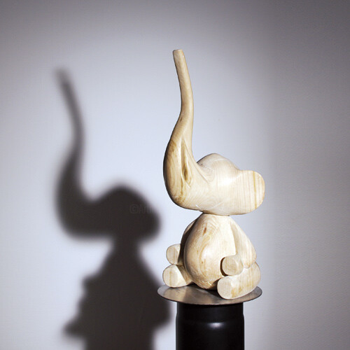 Скульптура под названием "sitting-bull" - Sylvio Eisl, Подлинное произведение искусства, Дерево