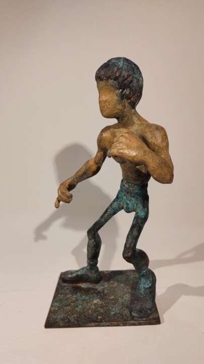 Sculptuur getiteld "Adam is... Bruce Lee" door Szymon Dajnowicz, Origineel Kunstwerk, Bronzen