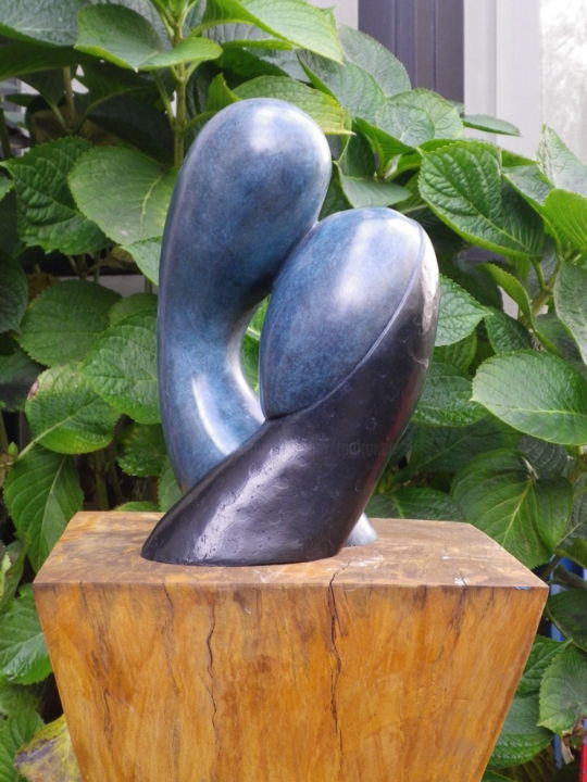 Sculpture titled "TENDRESSE." by Georges Tag, Original Artwork, Metals