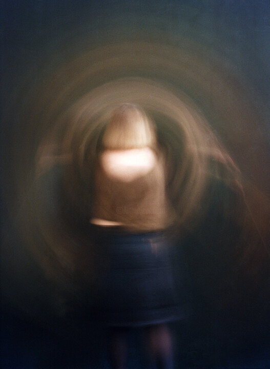 Fotografia intitolato "Circles on the wall" da Tania Serket, Opera d'arte originale, fotografia a pellicola