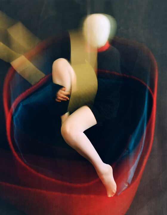 Fotografie mit dem Titel "Seated figure" von Tania Serket, Original-Kunstwerk, Analog Fotografie