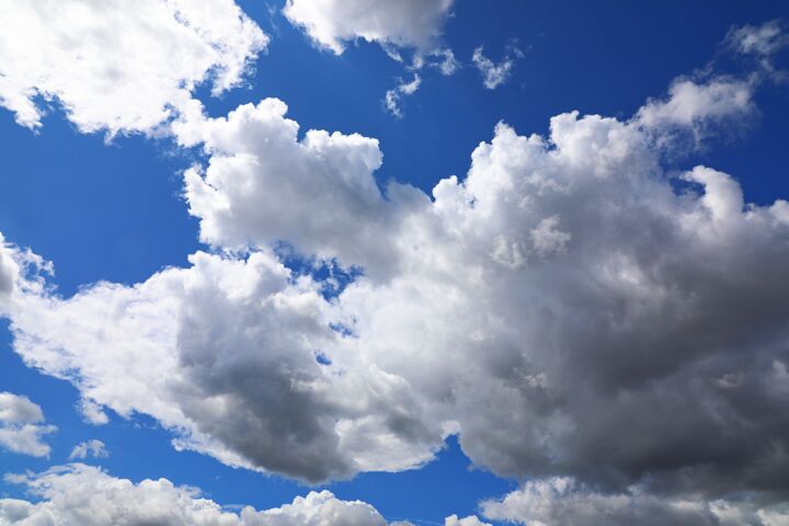 Photographie intitulée "Nuages sur ciel bleu" par Tc.Photographie, Œuvre d'art originale, Photographie numérique