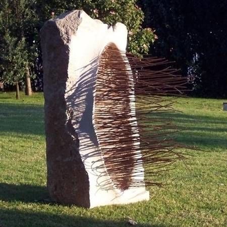 Skulptur mit dem Titel "Earth Embrace" von Telmo Mota, Original-Kunstwerk, Gemischte Medien