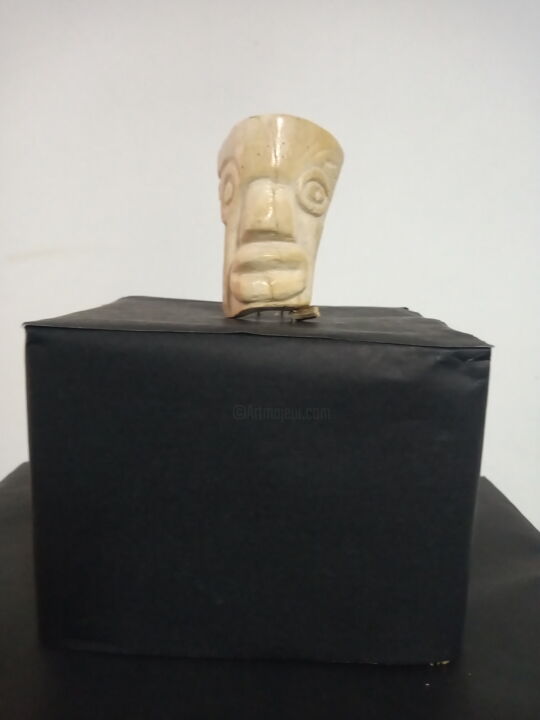 Escultura titulada "Tallado en hueso" por Teófilo Reyes, Obra de arte original, Hueso
