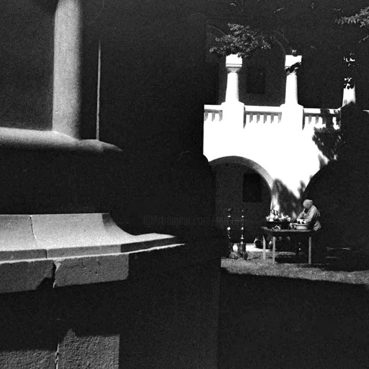 Photographie intitulée "Church courtyard" par Tudor Gafton, Œuvre d'art originale, Photographie argentique